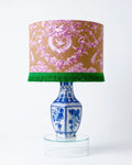 Lampe vintage en porcelaine bleu et blanc, abat-jour toile de Jouy et frange verte