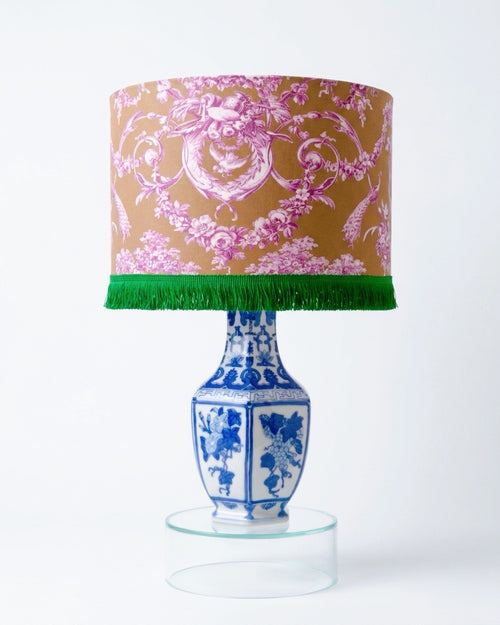Lampe vintage en porcelaine bleu et blanc, abat-jour toile de Jouy et frange verte