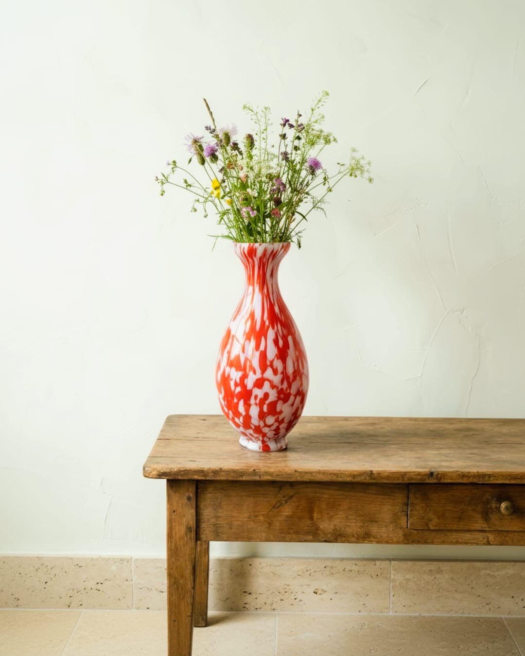 Vase vintage en verre moucheté rouge et blanc – H.31cm