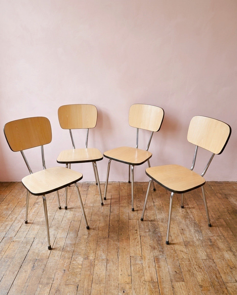 Lot de quatre chaises vintage
