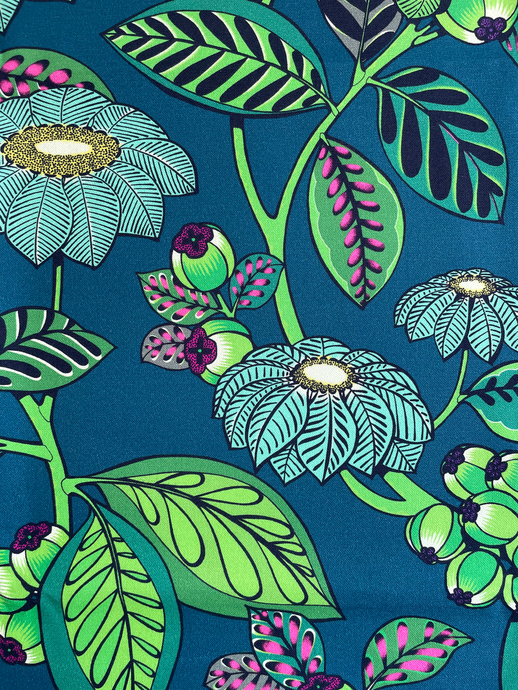Tissu Thevenon Garden Land - fond vert de chrome