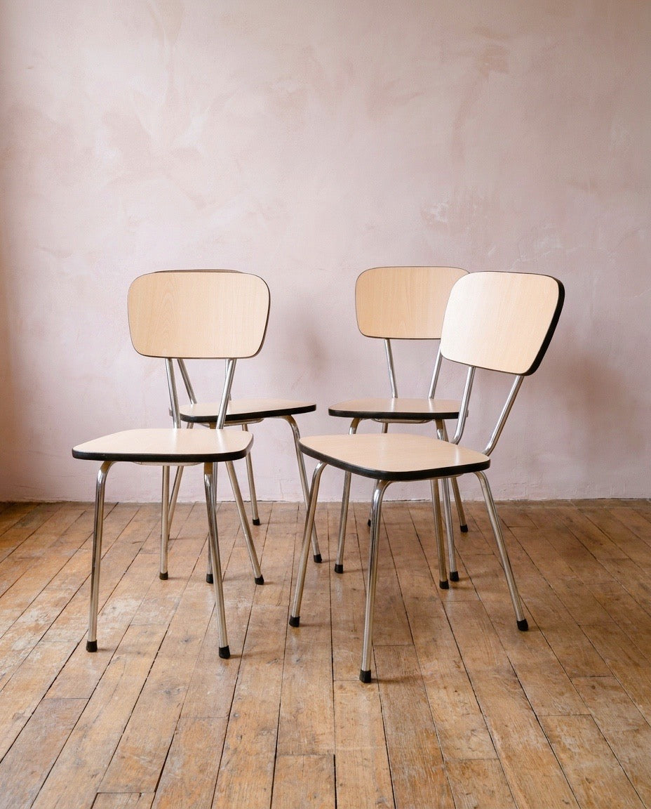 Lot de quatre chaises vintage
