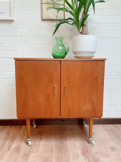 Meuble d’appoint vintage sur roulettes
