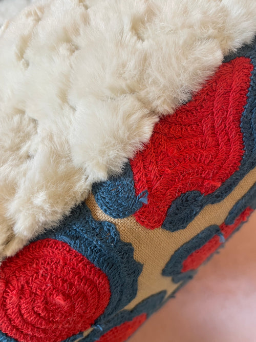Coussin 50x50cm brodé Coup de Griffe rouge et bleu, Maison Thevenon, réalisé à l'atelier Machao