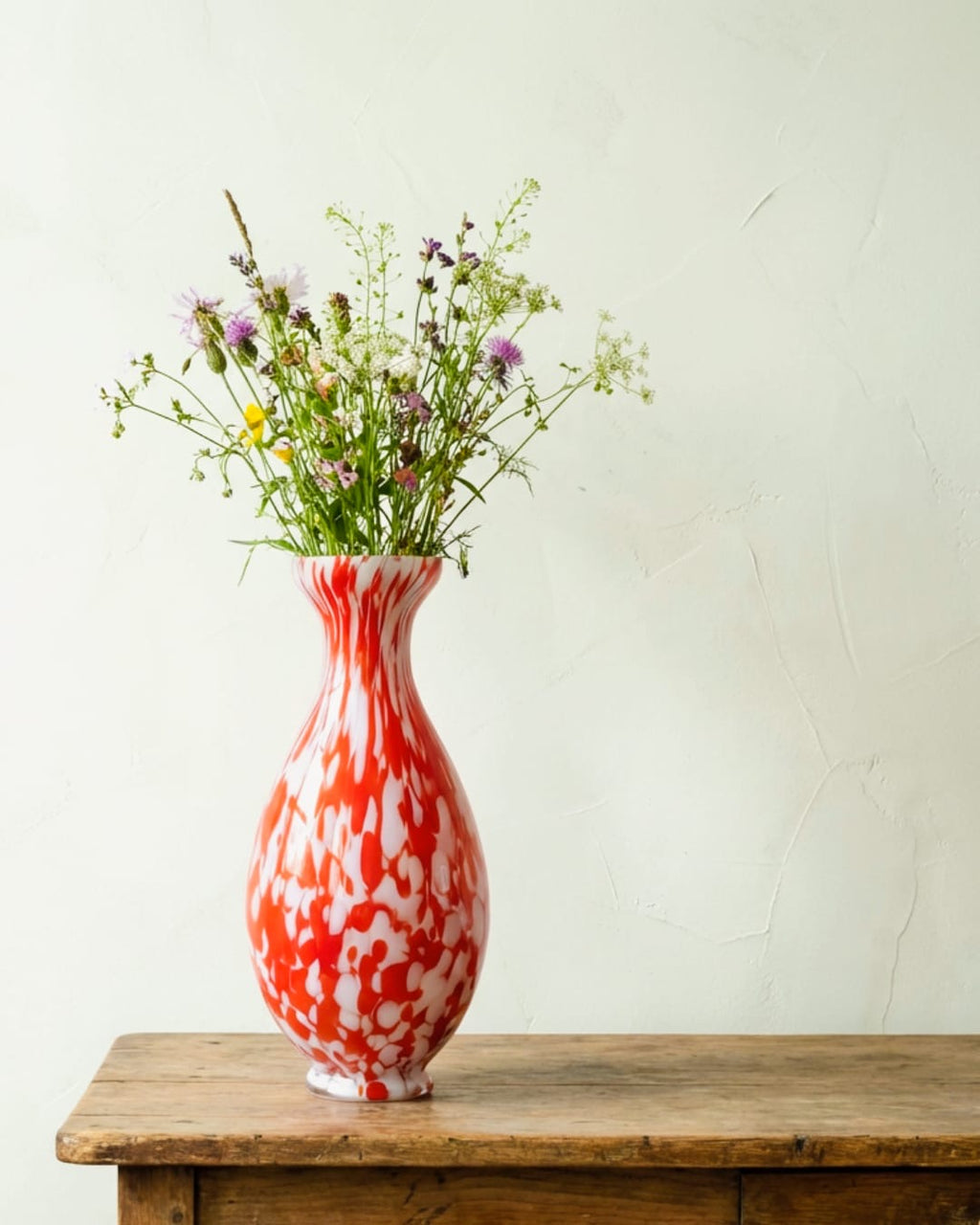 Vase vintage en verre moucheté rouge et blanc – H.31cm