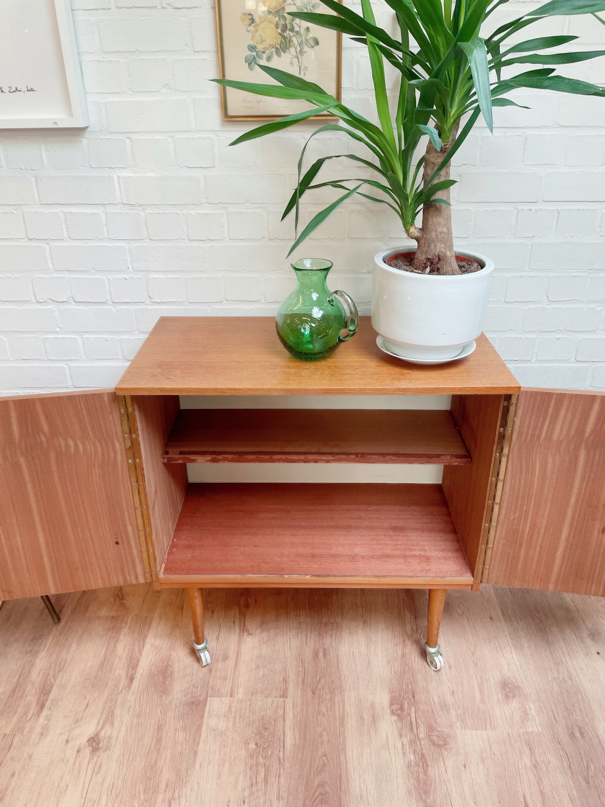 Meuble d’appoint vintage sur roulettes