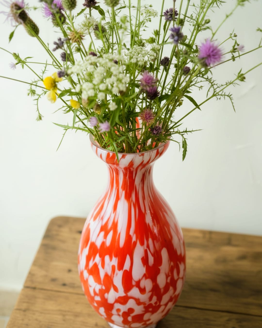 Vase vintage en verre moucheté rouge et blanc – H.31cm