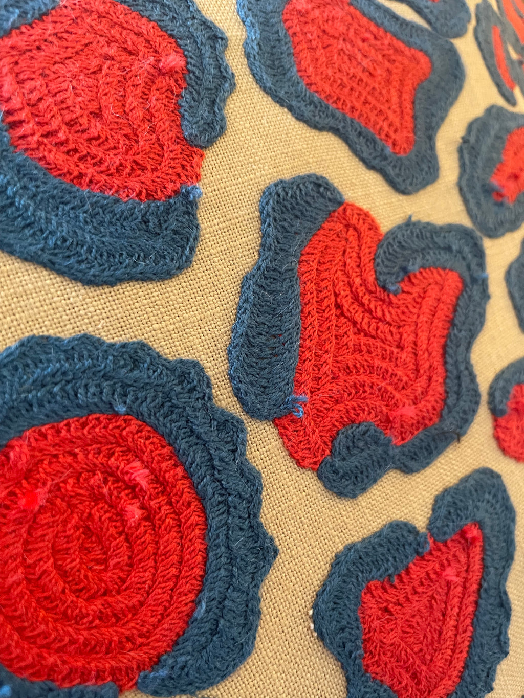 Coussin 50x50cm brodé Coup de Griffe rouge et bleu, verso en tissu blanc doux