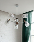 Suspension vintage 5 feux chrome, bois et verres texturés – années 70