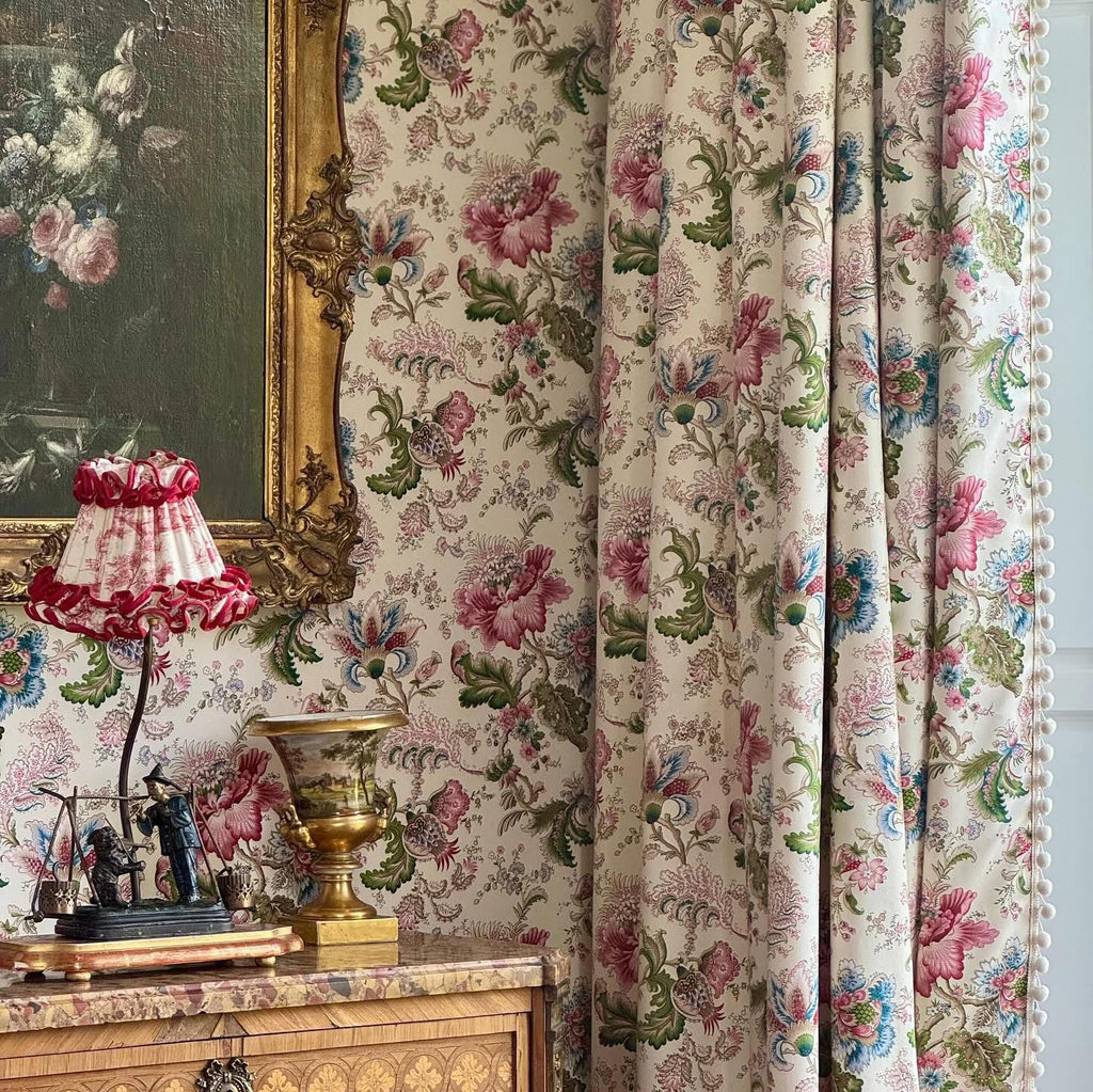 Tissu Persépolis rose sur fond crème - Maison Thevenon