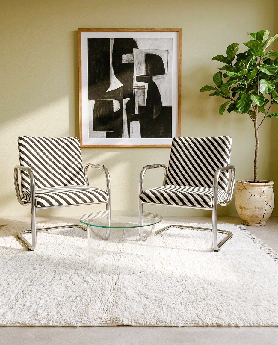 Fauteuil vintage tubulaire chromé, assise en tissu graphique Maison Thevenon, vue d'ensemble
