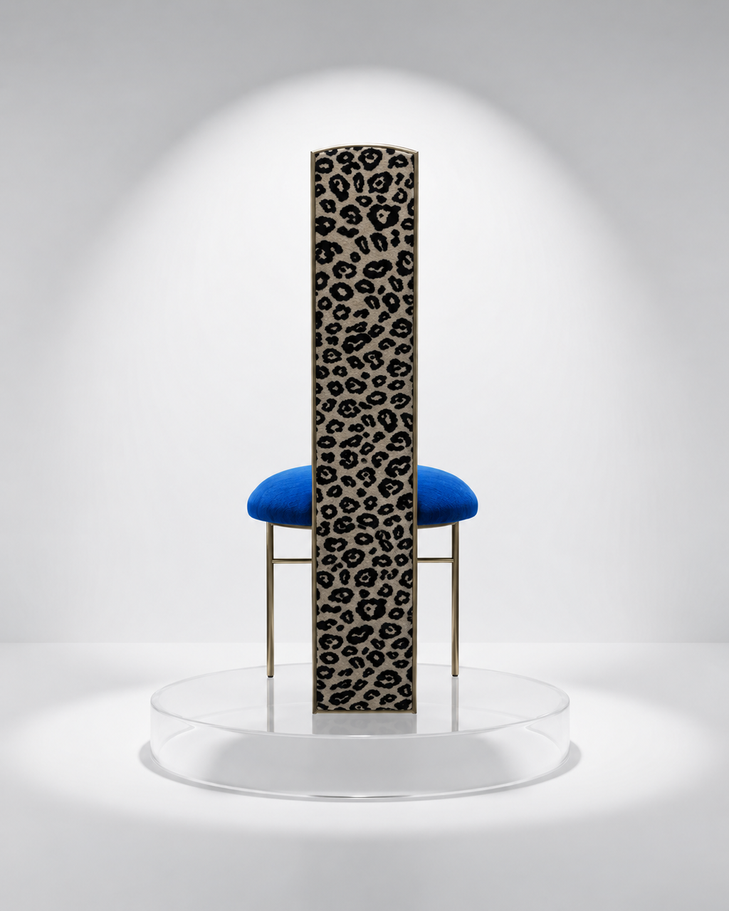 Chaise sculpturale vintage années 70, dossier léopard et assise bleu électrique