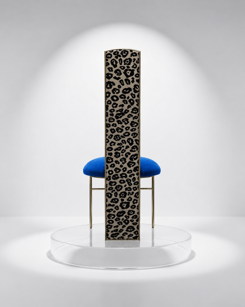 Chaise sculpturale vintage années 70, dossier léopard et assise bleu électrique