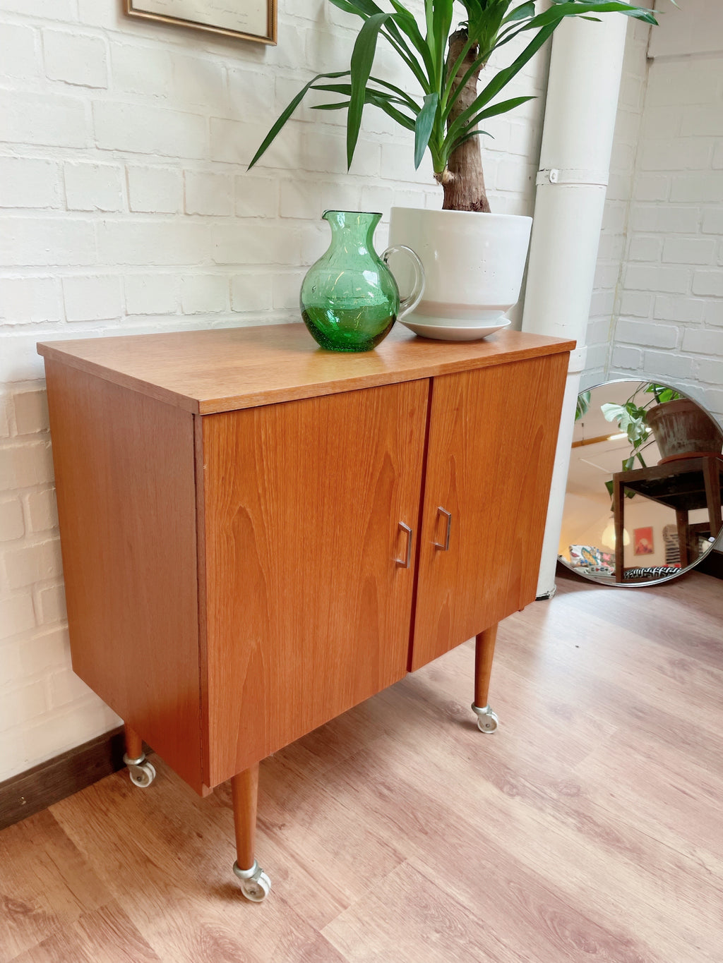Meuble d’appoint vintage sur roulettes