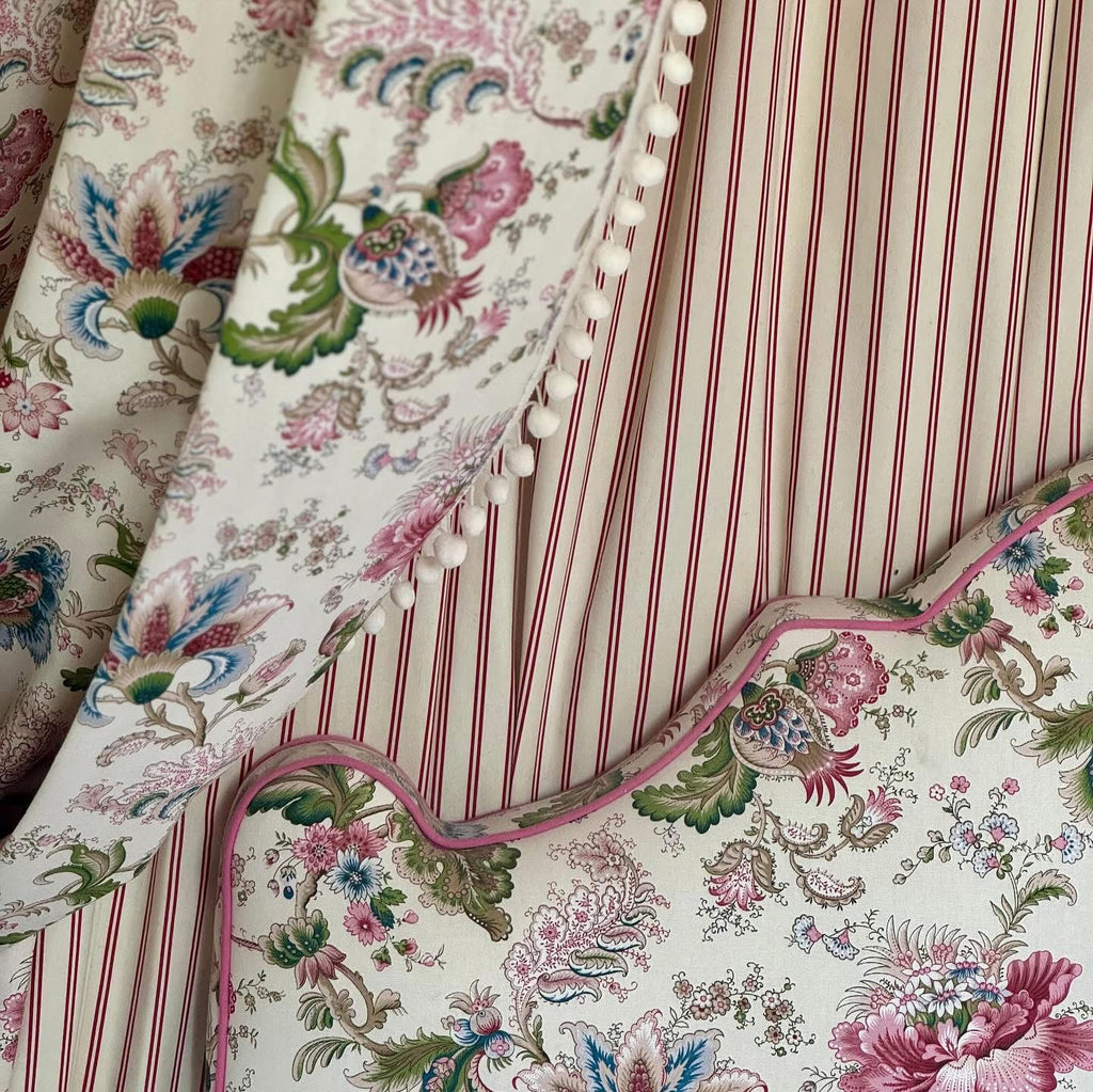 Tissu Persépolis rose sur fond crème - Maison Thevenon