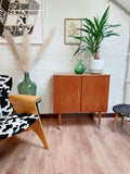 Meuble d’appoint vintage sur roulettes