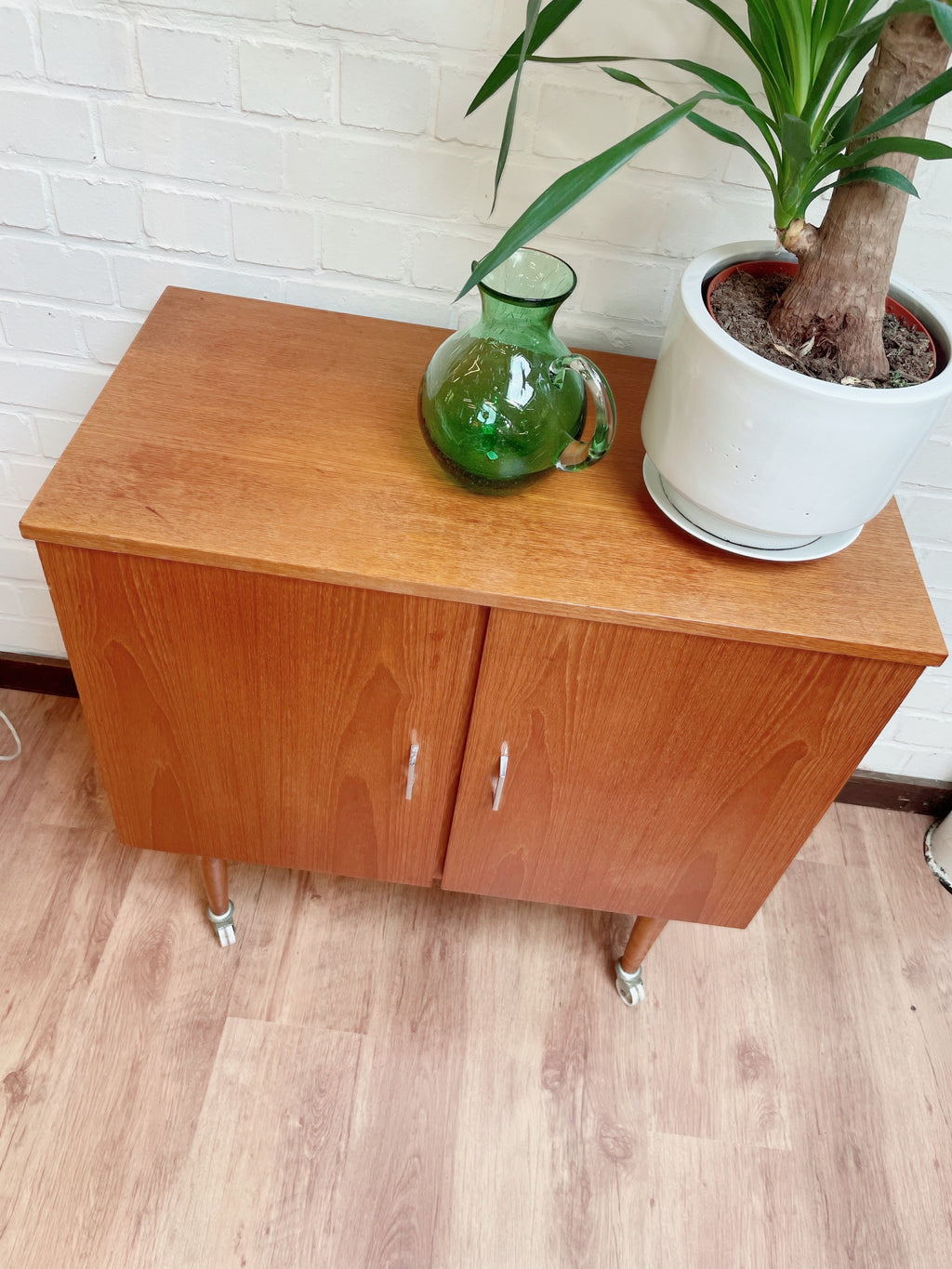 Meuble d’appoint vintage sur roulettes