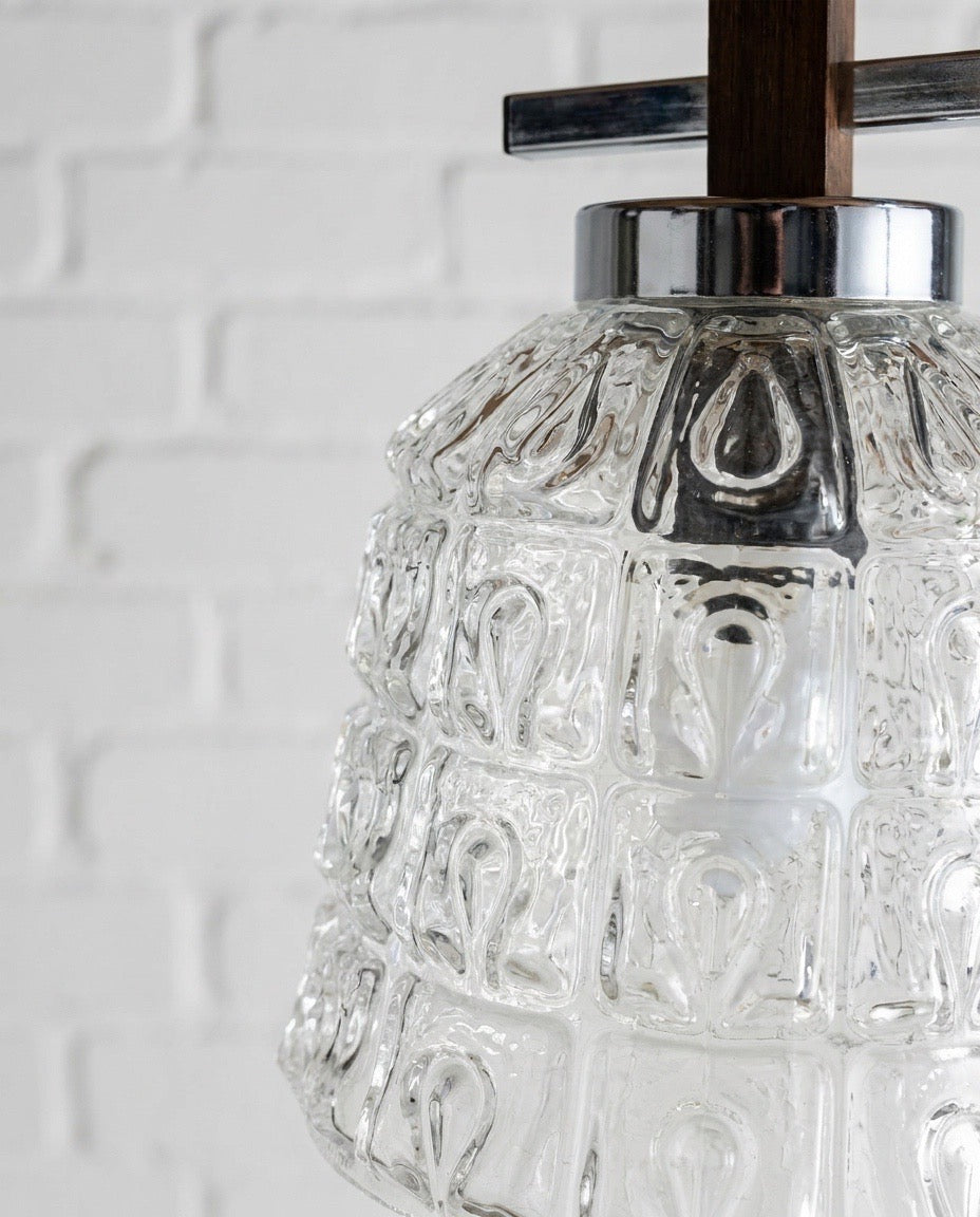 Suspension vintage 5 feux chrome, bois et verres texturés – années 70