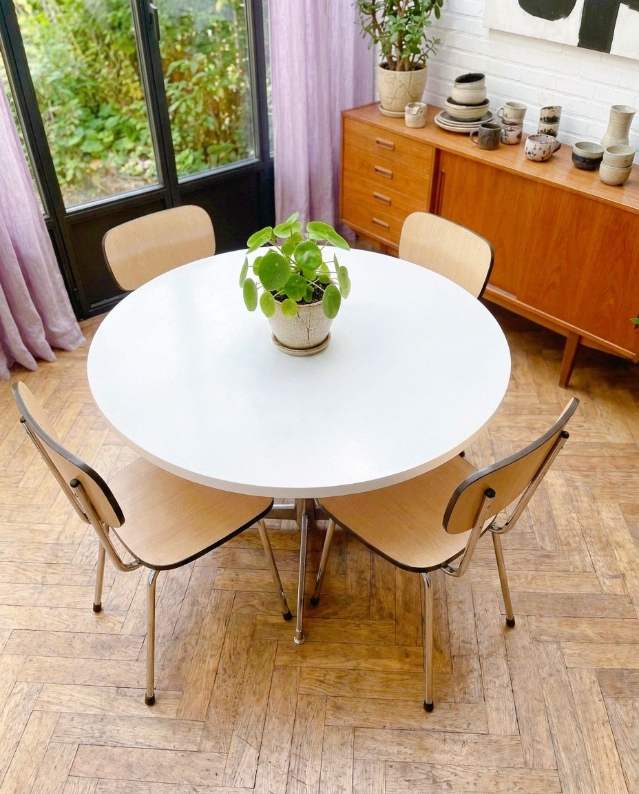 Lot de quatre chaises vintage