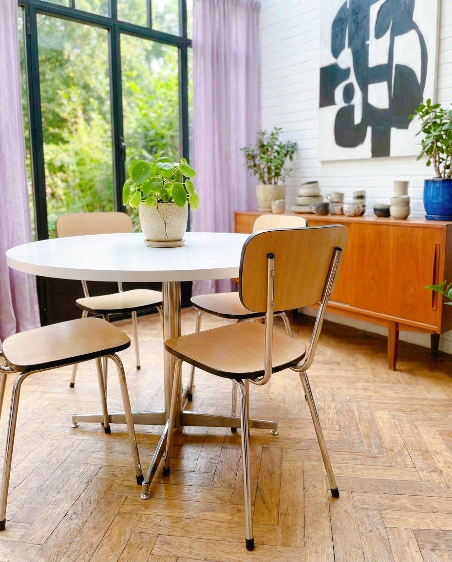 Lot de quatre chaises vintage