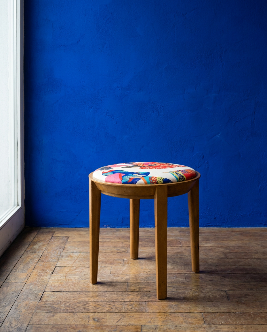 Tabouret rond restauré d’un tissu Thevenon Geisha - ø41cm