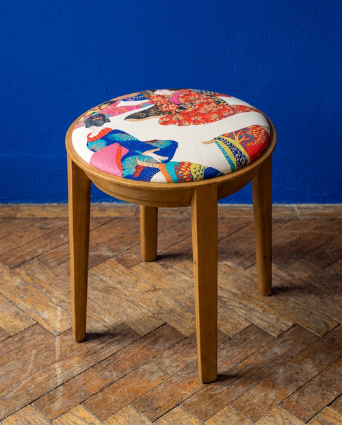 Tabouret rond restauré d’un tissu Thevenon Geisha - ø41cm