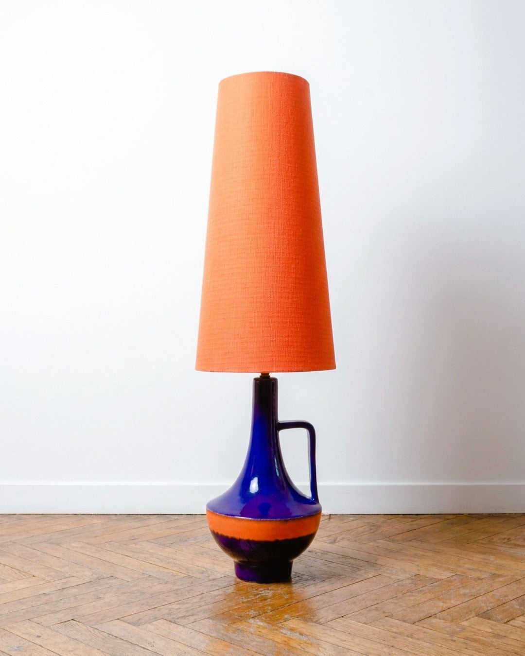 Grande lampe vintage en céramique émaillée bleu intense, vue d'ensemble, 140 cm de haut
