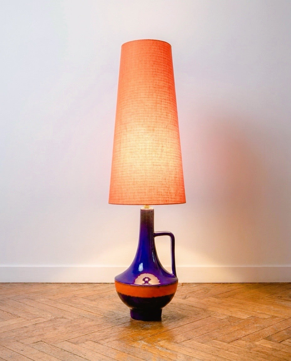 Détail de la base sculpturale en céramique émaillée bleu intense de la grande lampe vintage