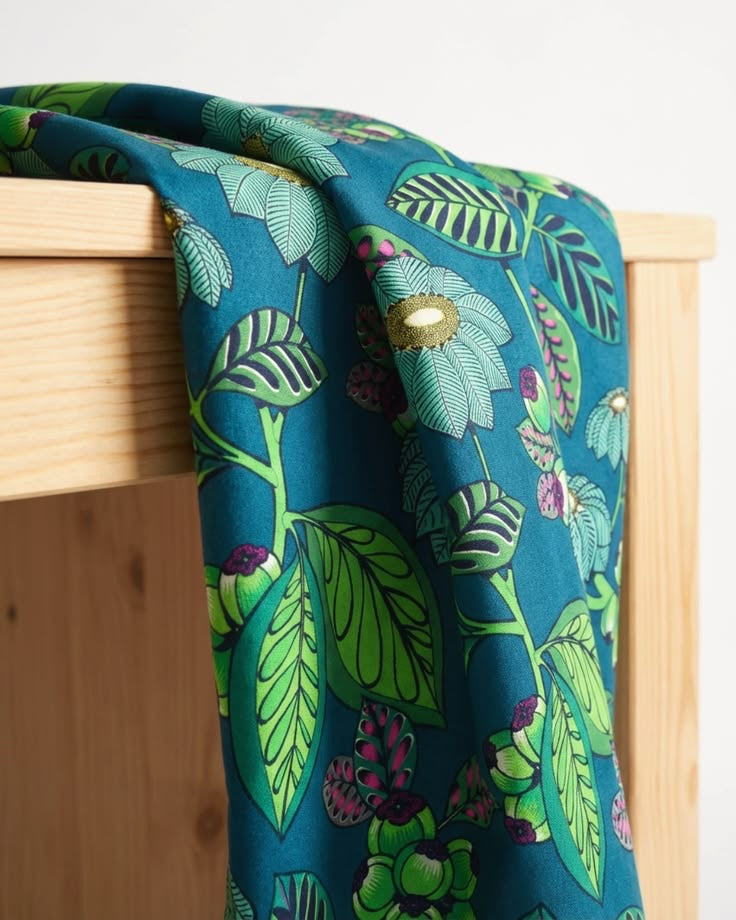 Tissu Thevenon Garden Land - fond vert de chrome