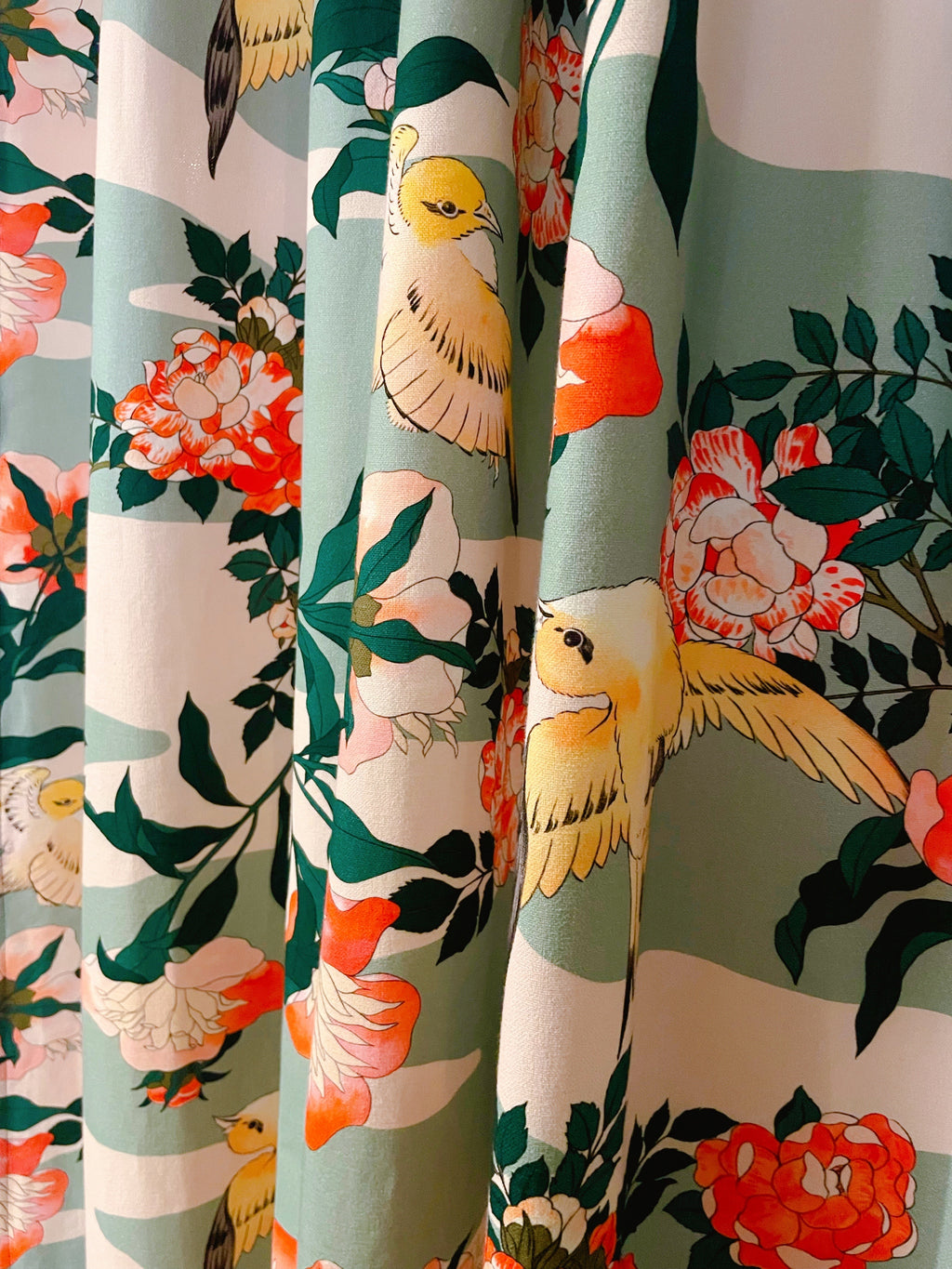 Rideaux Obi Maison Thevenon, pivoines et oiseaux jaunes sur fond vert d'eau, faits main, 270 x 140 cm