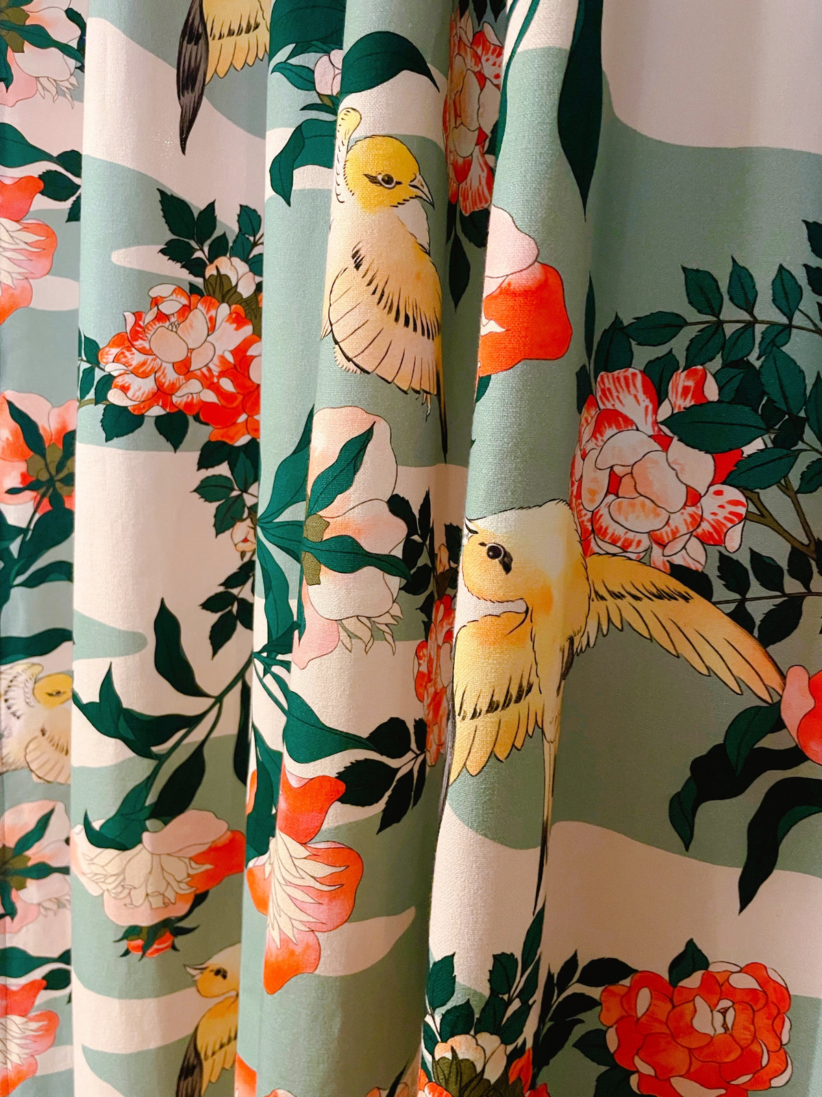 Rideaux Obi Maison Thevenon, pivoines et oiseaux jaunes sur fond vert d'eau, faits main, 270 x 140 cm