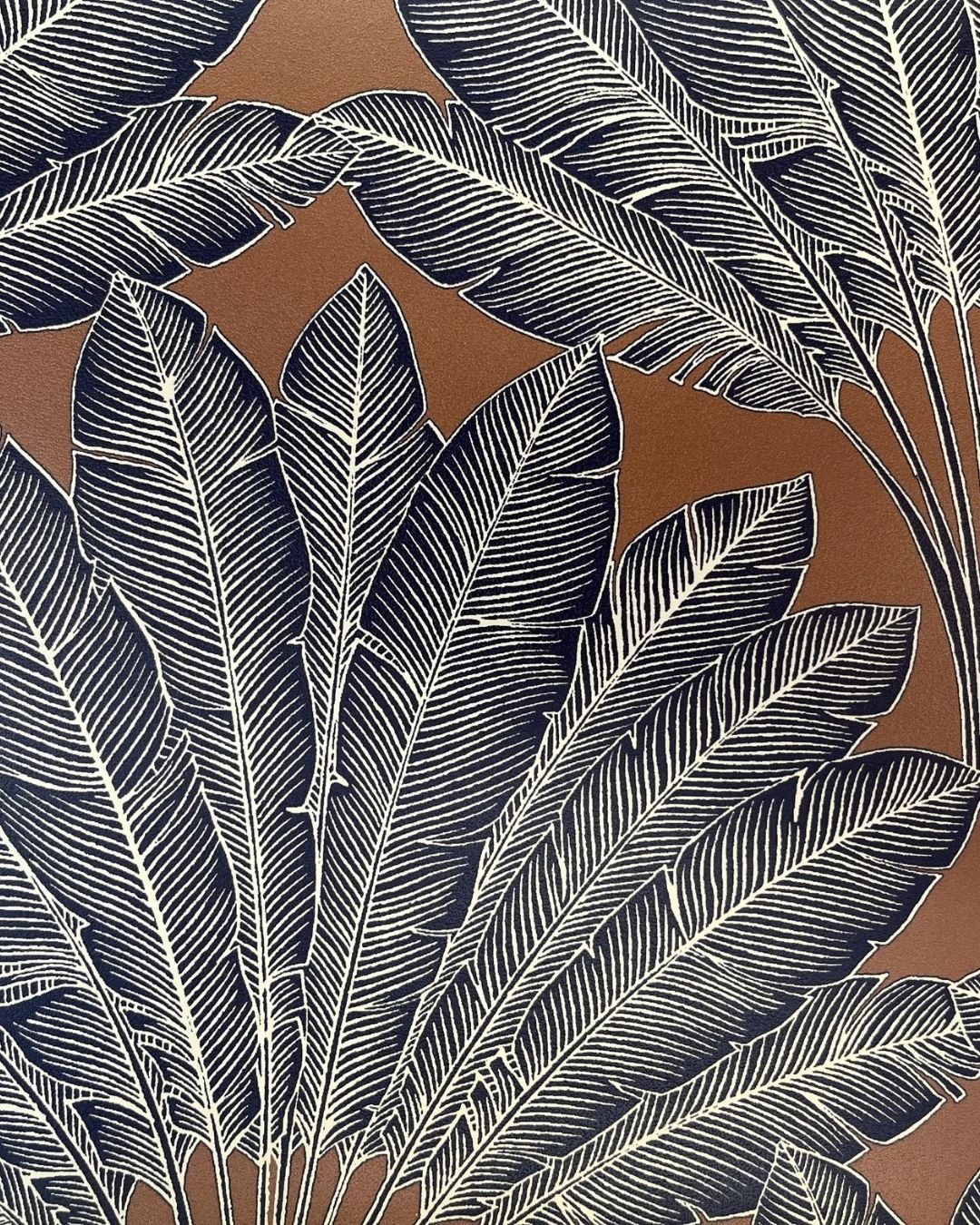 Papier peint Arbre Voyageur Fond Camel, motif floraux, Maison Thevenon