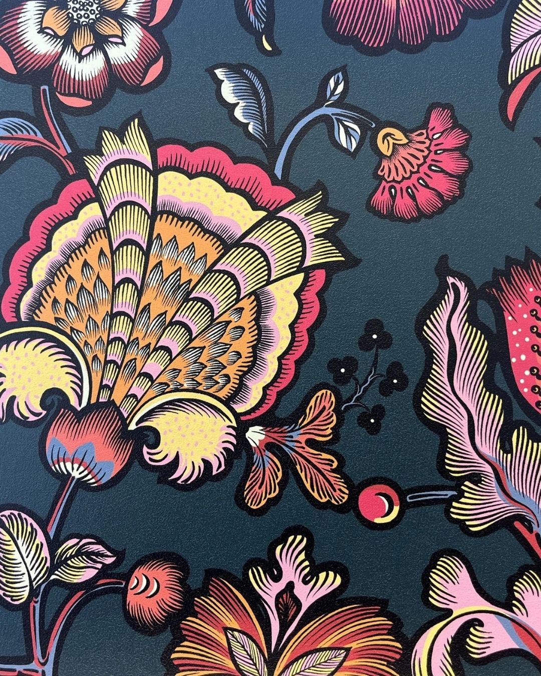 Papier peint Indienne Fond Bleu Pétrole, motif floraux, Maison Thevenon