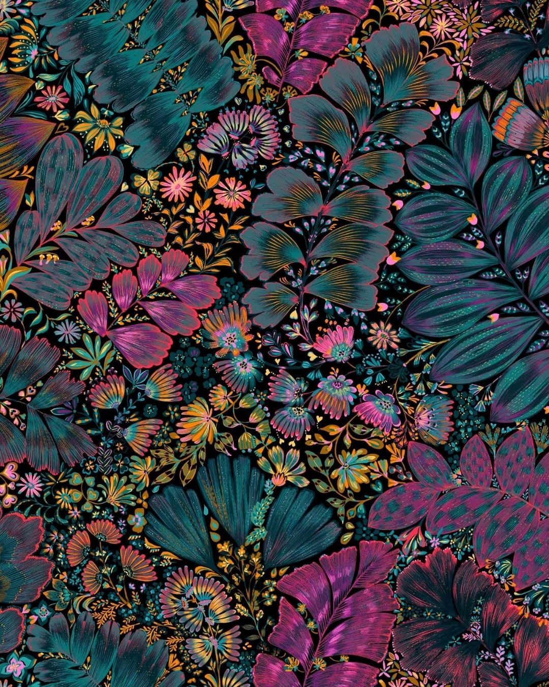 Papier peint Jade noir rose, feuillage dense et fleurs roses sur fond noir, Maison Thevenon