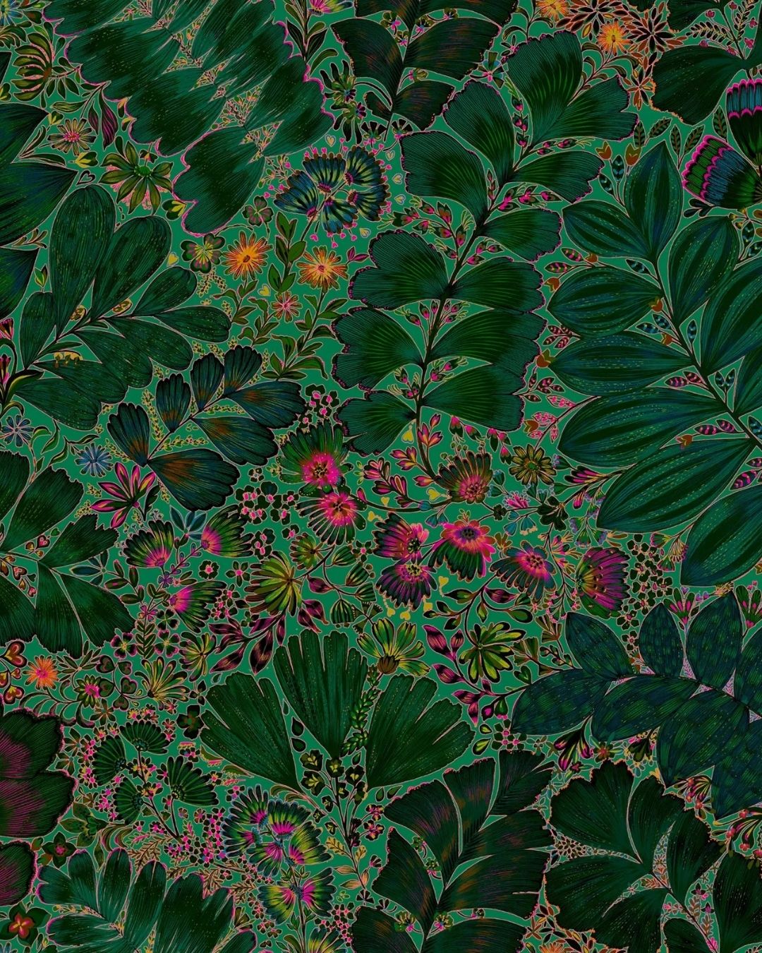 Papier peint Jade vert, feuillage dense et petites fleurs orange sur fond vert foncé, Maison Thevenon