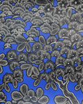 Papier peint Kew Gardens, branches et fleurs noires hachurées sur fond bleu électrique, Maison Thevenon