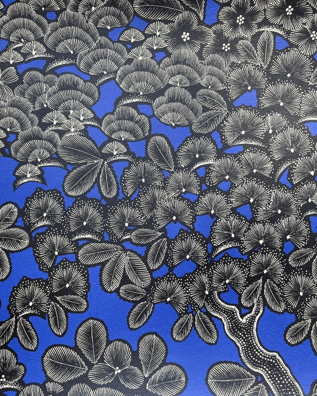 Papier peint Kew Gardens, branches et fleurs noires hachurées sur fond bleu électrique, Maison Thevenon