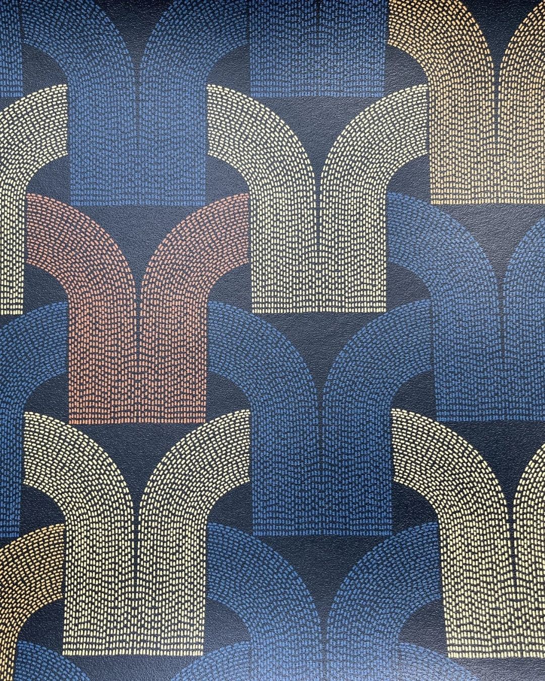 Papier peint Les Arcs, motif géométrique d'arches bleu roi et rose poudré sur fond marine, Maison Thevenon
