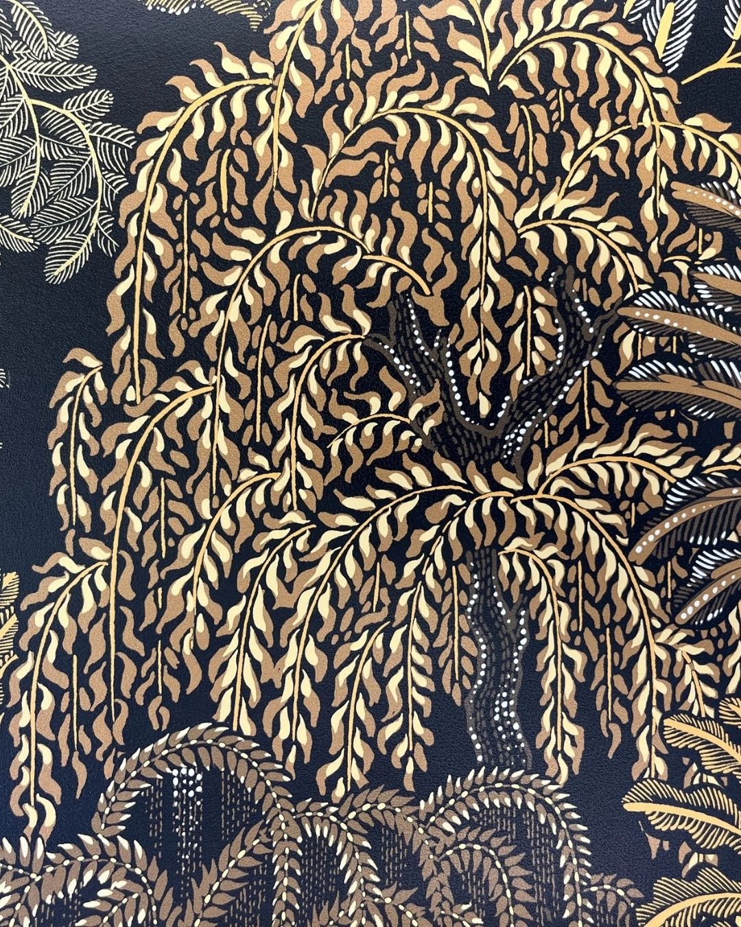 Papier peint Majorelle, arbre aux branches retombantes camel sur fond noir, Maison Thevenon