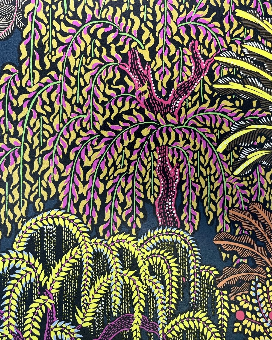 Papier peint Majorelle, arbre aux branches retombantes jaune vif sur fond bleu canard, Maison Thevenon
