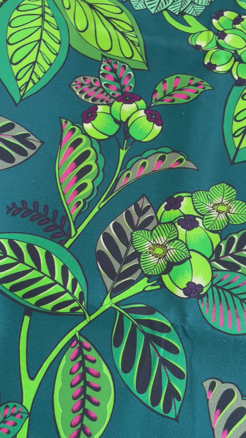 Tissu Thevenon Garden Land - fond vert de chrome