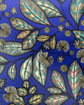 Papier peint Rainbow Tree, feuilles ovales camel et vert d'eau cernées de noir sur fond bleu roi, Maison Thevenon