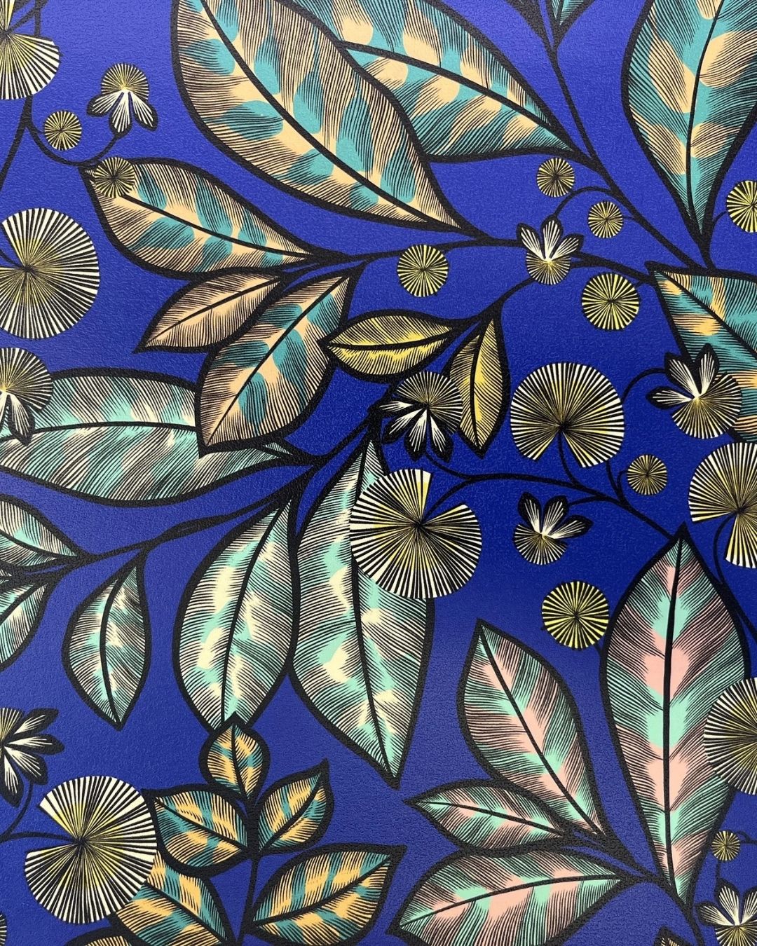 Papier peint Rainbow Tree, feuilles ovales camel et vert d'eau cernées de noir sur fond bleu roi, Maison Thevenon