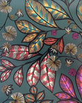 Papier peint Rainbow Tree, feuilles ovales rose et turquoise cernées de noir sur fond vert-bleu, Maison Thevenon