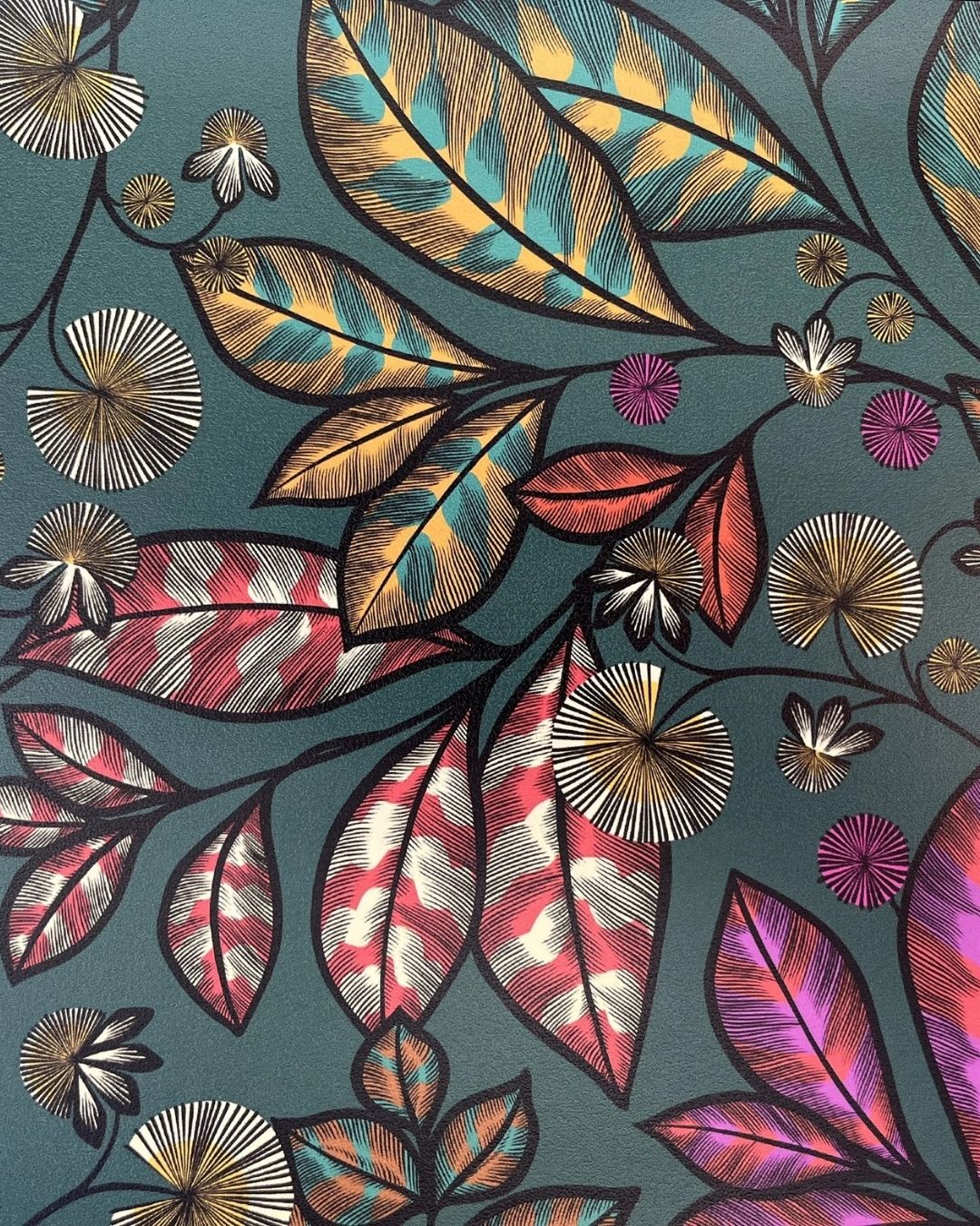Papier peint Rainbow Tree, feuilles ovales rose et turquoise cernées de noir sur fond vert-bleu, Maison Thevenon