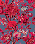 Papier peint Romy framboise, motif d'indienne, grandes fleurs framboise sur fond bleu-gris, Maison Thevenon