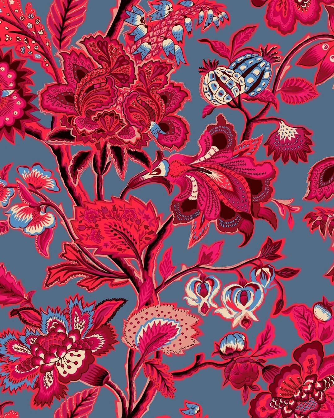 Papier peint Romy framboise, motif d'indienne, grandes fleurs framboise sur fond bleu-gris, Maison Thevenon