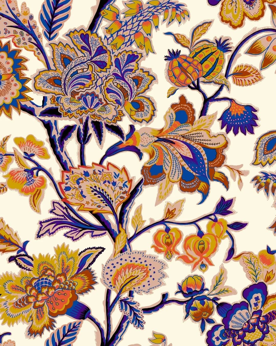 Papier peint Romy violet, motif d'indienne, fleurs bleu-violet et jaune moutarde sur fond crème, Maison Thevenon